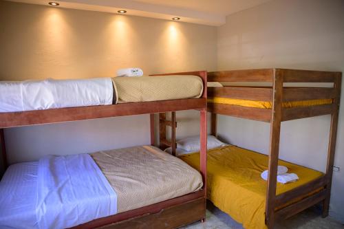 two bunk beds in a small room withthritisthritisthritisbestosbestosbestosbestosbestos at A 90m de Feria, Céntrico y Acogedor - Departamento A220-2 in Aguascalientes