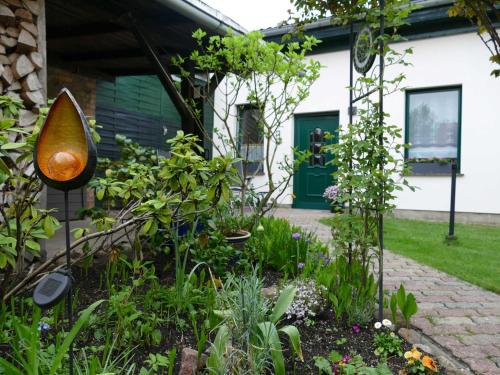 un jardin devant une maison dans l'établissement "Das Ferienhaus Waren" Objekt ID 12035-8, à Waren