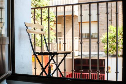a chair sitting on a balcony next to a window at Casa Cosmos Arcade WiFi 4 Huéspedes in Zaragoza