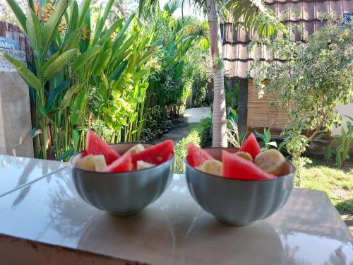 dos cuencos de fruta sentados en una mesa en Tapada, en Gili Air