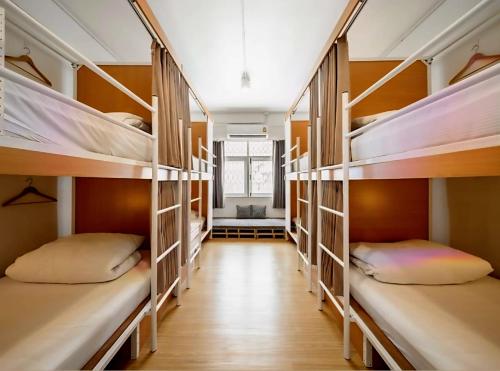 Nutsa's dorm客房内的一张或多张床位