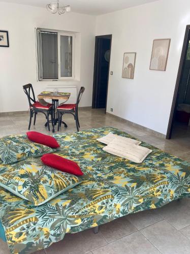 Cama o camas de una habitación en L'appart Thé - Charme discret au coeur des Alpilles