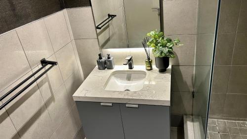 Ένα μπάνιο στο Foreshore place Urban Nest