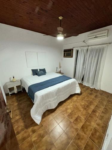 Un dormitorio con una cama grande en una habitación. en Casa Nogoyá CON GARAJE, en Nogoyá