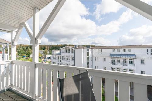 ein Balkon mit Blick auf ein Gebäude in der Unterkunft Seepark Sellin FeWo AG Whg 383 in Ostseebad Sellin