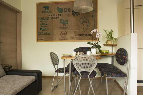 a table and chairs in a living room at Ferienwohnung in Rositz