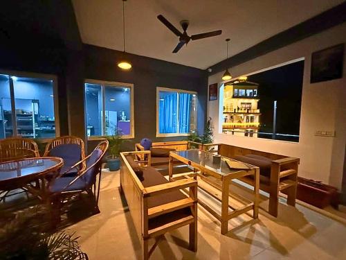 Skyard Hostel Rishikesh Laxman Jhulaにあるシーティングエリア