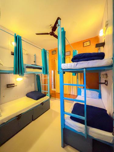 Skyard Hostel Rishikesh Laxman Jhulaにあるベッド