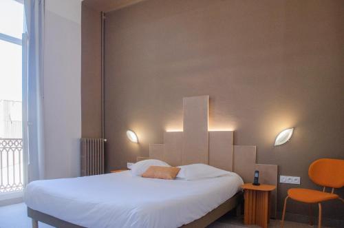 Hôtel IMPERATOR Béziersにあるベッド