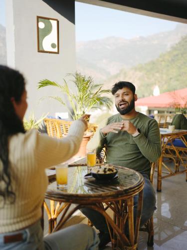 Skyard Hostel Rishikesh Laxman Jhulaで提供されているドリンク