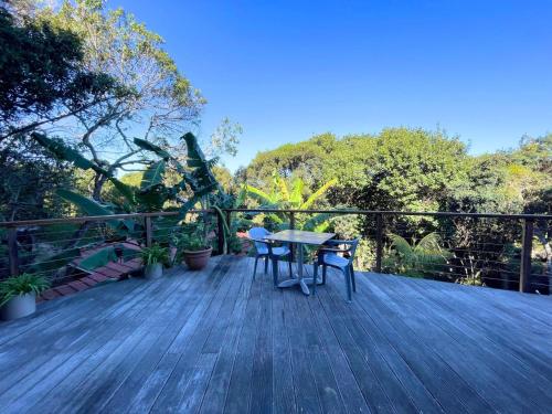 Un balcón o terraza en Forest Escape w Pool Jacuzzi Pizza Oven