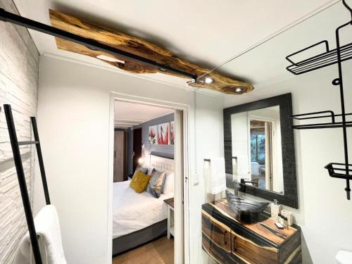 Una cama o camas en una habitación de Forest Escape w Pool Jacuzzi Pizza Oven