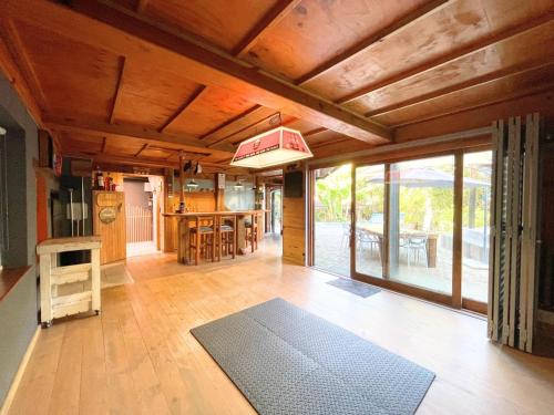 Una cocina o cocineta en Forest Escape w Pool Jacuzzi Pizza Oven
