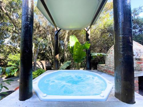 Un jardín fuera de Forest Escape w Pool Jacuzzi Pizza Oven