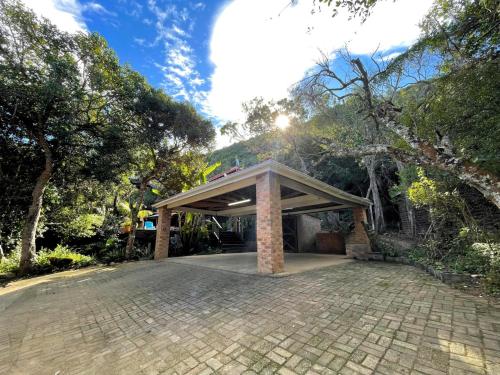 Un jardín fuera de Forest Escape w Pool Jacuzzi Pizza Oven