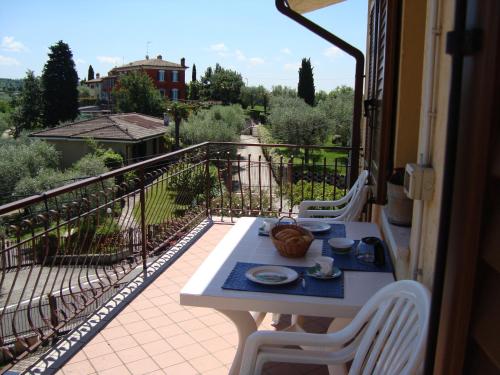 a table and chairs on a balcony with a view at Casa Sole Appartement con terrazzo in Bardolino