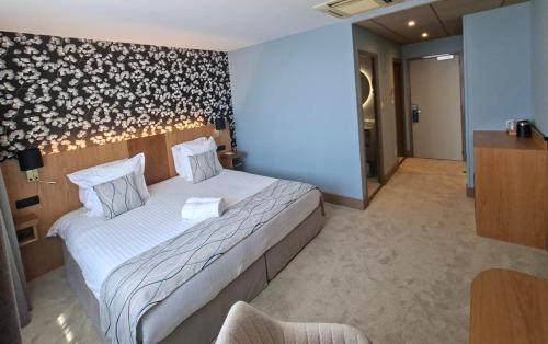 Ένα ή περισσότερα κρεβάτια σε δωμάτιο στο Best Western Plus Sanary