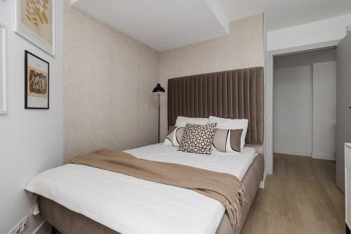 Kępna Lumière Apartment by Solarento