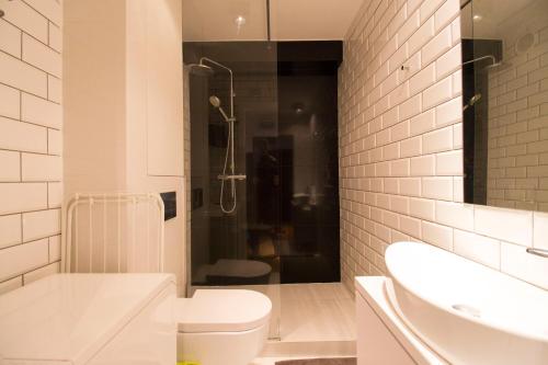 a bathroom with a toilet and a sink and a shower at HAPPYESTATE ul Biskupia 3 min do Rynku in Wrocław