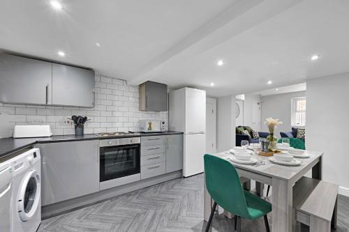 Η κουζίνα ή μικρή κουζίνα στο Kemble House - Air Host & Stay - 5 Bedroom, 5 Bathroom - Sleeping 10
