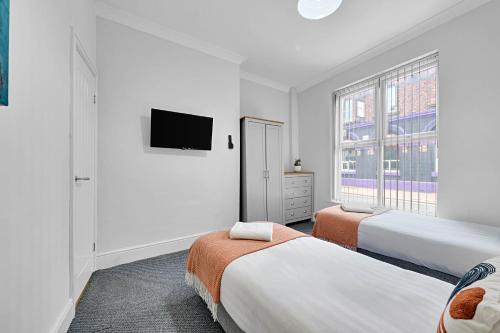 Ένα ή περισσότερα κρεβάτια σε δωμάτιο στο Kemble House - Air Host & Stay - 5 Bedroom, 5 Bathroom - Sleeping 10