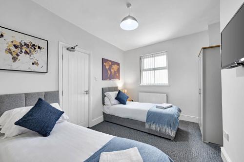 Ένα ή περισσότερα κρεβάτια σε δωμάτιο στο Kemble House - Air Host & Stay - 5 Bedroom, 5 Bathroom - Sleeping 10