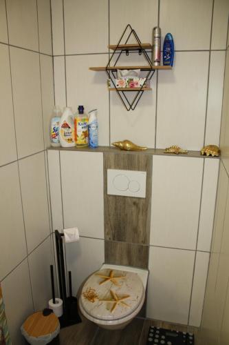 a bathroom with a toilet with a starfish on it at Ferienwohnung Haus Veronika in Wegscheid