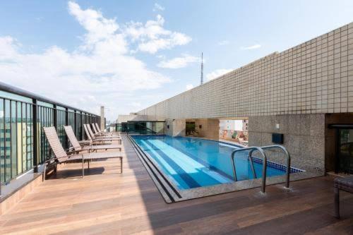 a swimming pool on the roof of a building at Apartamento alto padrão dentro de hotel in Brasilia