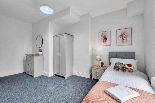 Ένα ή περισσότερα κρεβάτια σε δωμάτιο στο Kemble House - Air Host & Stay - 5 Bedroom, 5 Bathroom - Sleeping 10