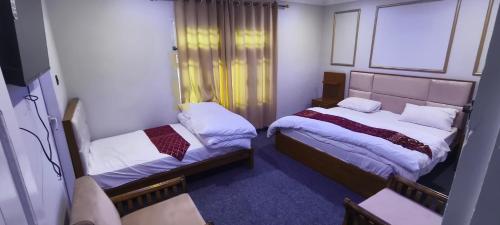 Postel nebo postele na pokoji v ubytování Railsa Skardu