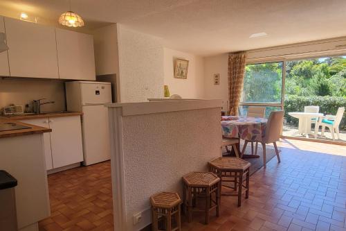 une cuisine et une salle à manger avec une table et des chaises dans l'établissement Apartment with garden - near beach, à Fréjus