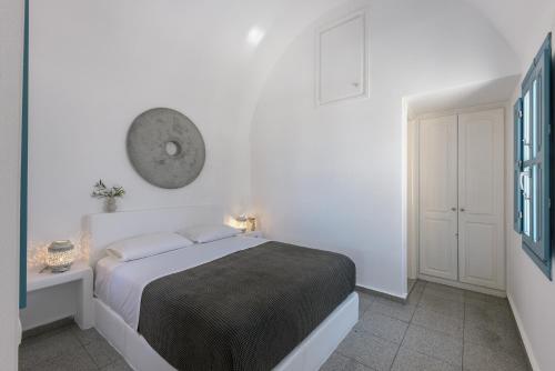 Ένα ή περισσότερα κρεβάτια σε δωμάτιο στο GTK Santorini Oia Sunset Villas