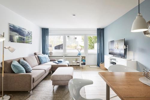 a living room with a couch and a table at Wiesenglück in Wyk auf Föhr