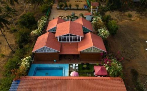 ゴカルナにあるMudra beach villa Gokarnaのプール付きの家の航空写真