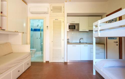 1 dormitorio con litera y baño en Nice Apartment In Costa Paradiso, en Costa Paradiso