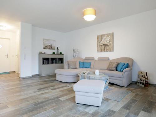 a living room with a couch and a table at Schatzkiste Reetdachhaus in Tarnewitz