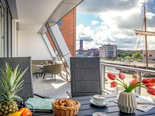 einen Balkon mit einem Tisch und Flussblick in der Unterkunft Hafenspitze App. 23 in Wismar