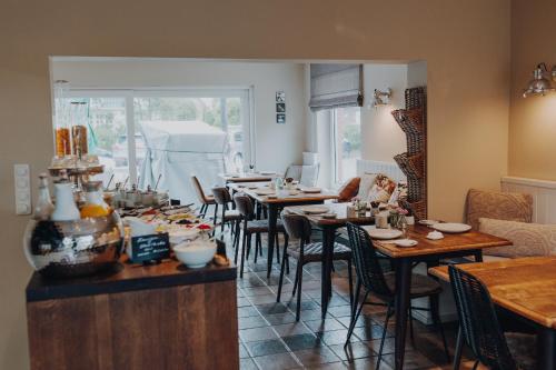 un groupe de tables et de chaises dans une pièce dans l'établissement Lagune No1, à Büsum