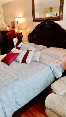 a bedroom with two beds with white and red pillows at Refuge Appartement in Montreal