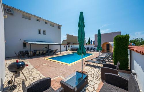 Amazing Home In Valtursko Polje