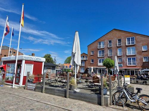 a bike parked in front of a restaurant with an umbrella at Piratennest in Orth