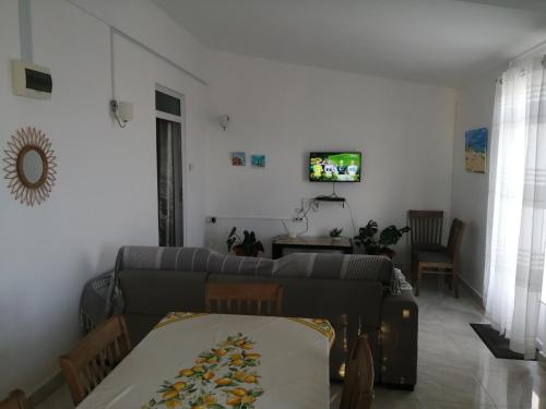 TV a/nebo společenská místnost v ubytování Ô Bercail du Sud-Hibiscus chez Jeannette