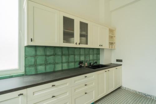 Dapur atau dapur kecil di ELIVAAS Purple Coral Luxe 5-BHK Villa With Two Pvt Pools & Lift
