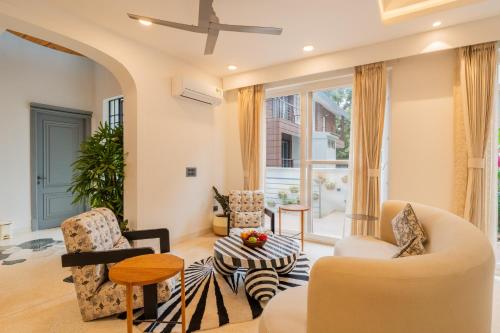 Ruang duduk di ELIVAAS Purple Coral Luxe 5-BHK Villa With Two Pvt Pools & Lift