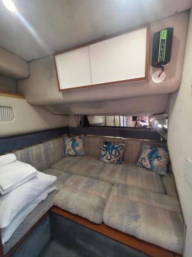 una cama pequeña en la parte trasera de un remolque en Freedom boat house, en Faro