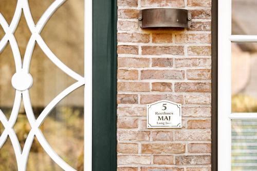 a door with a minutes max sign on it at Reethüs Maj - links in Utersum