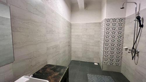 Ένα μπάνιο στο Lush Garden Apartment