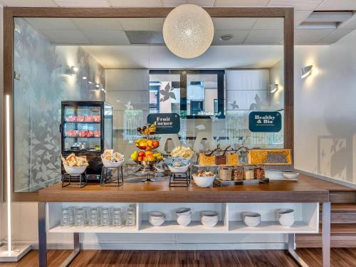 a display window of a bakery with food on display at B&B HOTEL Milano Portello in Milan