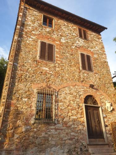 an old stone building with windows and a door at Vacation Home Tuscany Pisa-Lucca 1 in Filettole