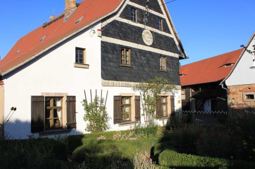 a large white building with a red roof at Schäferwagen im Leipziger Neuseenland in Wyhra